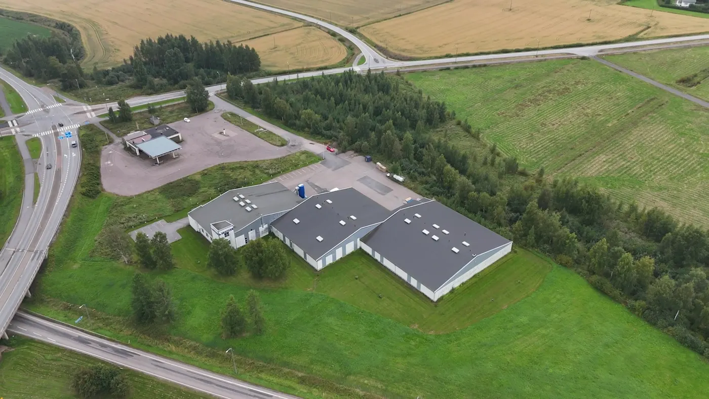 Ilmakuva kiinteistöstä, valtatiestä ja peltomaisemasta