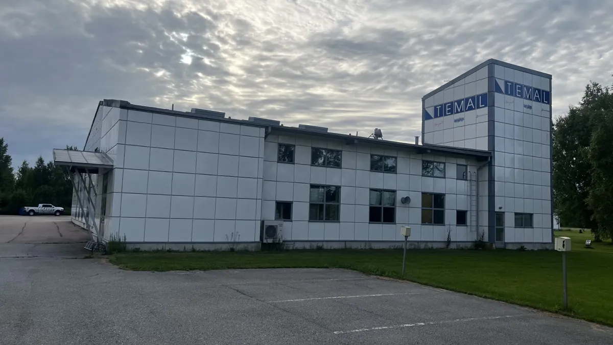 Kaksikerroksinen toimisto-osa ja torniosa julkisivussa